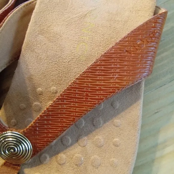 Vionic Hilda Woven Patern Faux Leather Women's Tan Sandals Size 9
