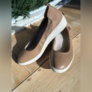 Vionic Jacey wedged leather women's shoes in a size 8 1/2.