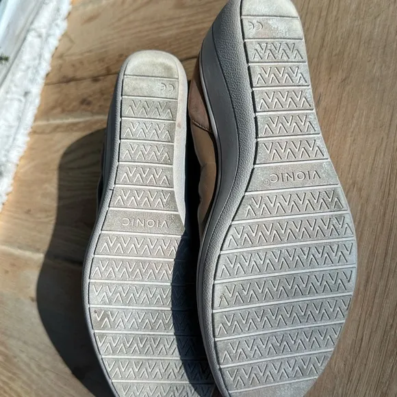 Vionic Jacey wedged leather women's shoes in a size 8 1/2.
