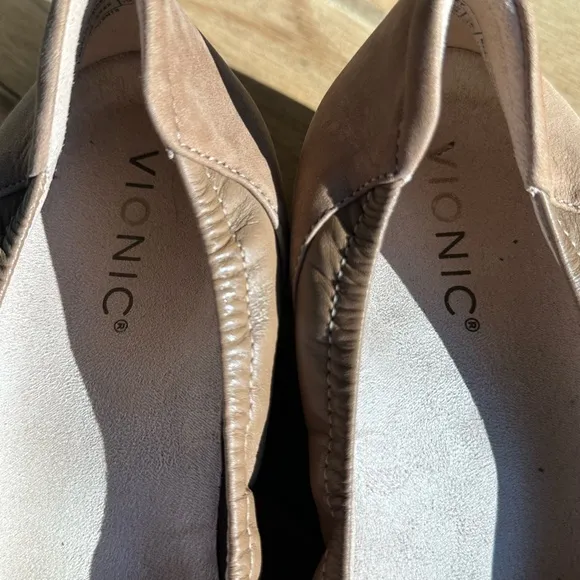 Vionic Jacey wedged leather women's shoes in a size 8 1/2.