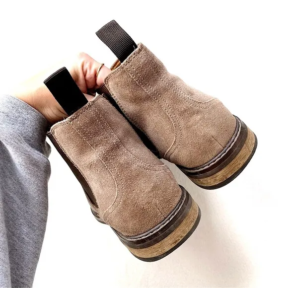 Vionic Men’s Bowery Kingsley Suede Chelsea Boots in Taupe Size 9.5
