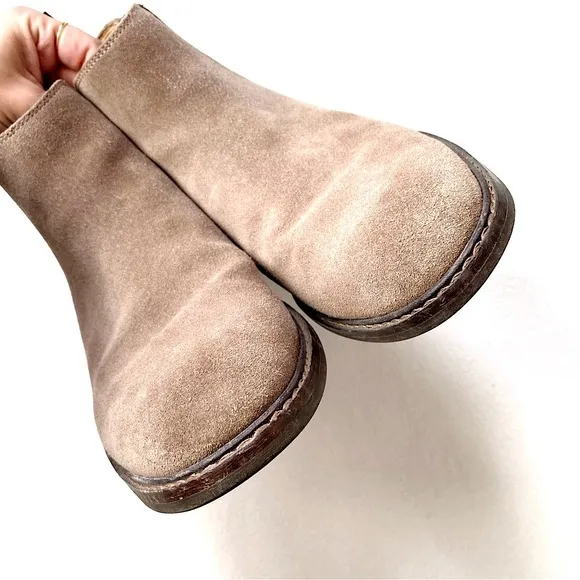 Vionic Men’s Bowery Kingsley Suede Chelsea Boots in Taupe Size 9.5