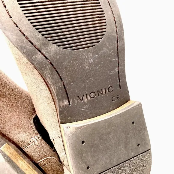 Vionic Men’s Bowery Kingsley Suede Chelsea Boots in Taupe Size 9.5