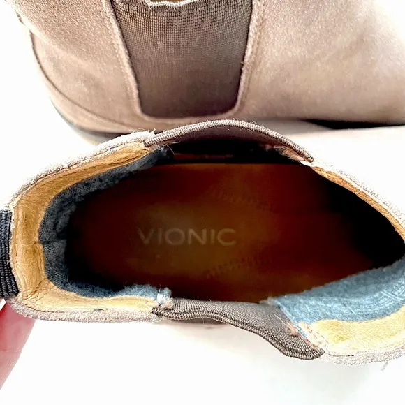 Vionic Men’s Bowery Kingsley Suede Chelsea Boots in Taupe Size 9.5