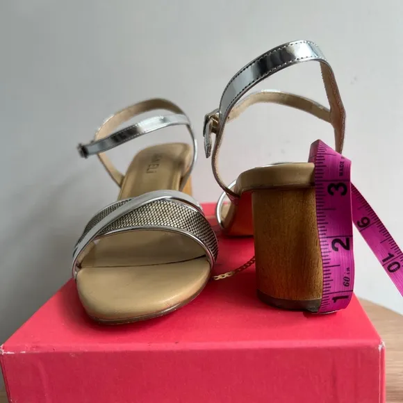 Women's Vaneli Sandals Size 9N Silver &amp; Camel