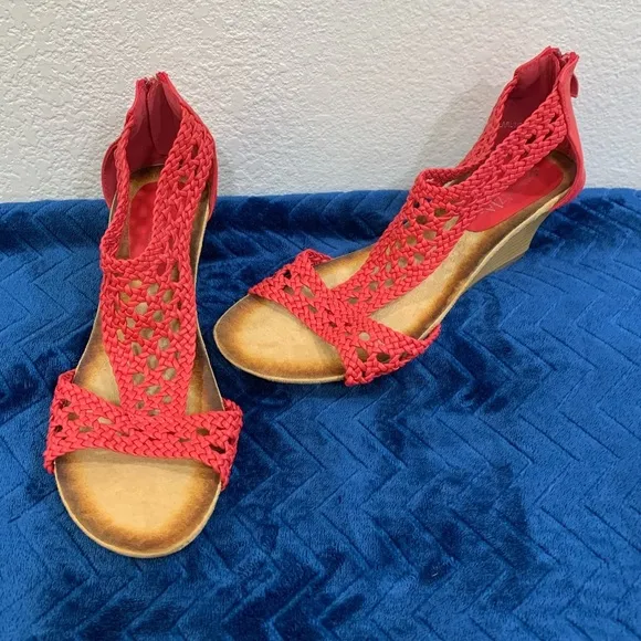 ❤Z01- PATRIZIA by SPRING STEP Woven Zip Back Sandals coral color